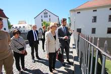 Schlossbrücke und Bärengraben: Herzlich willkommen auf Schloss Hartenfels, Frau Botschafterin