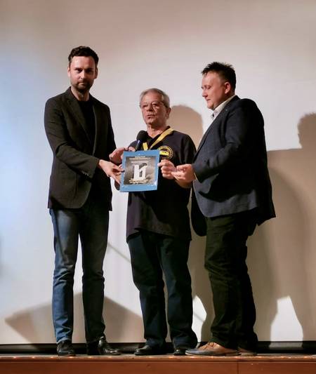Gratulation zum Jubiläum: Jens Kabisch gratuliert dem Vereinsvorsitzenden gemeinsam mit Oberbürgermeister Bergner (rechts)