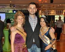 Gemeinsames Foto mit der Bühler Weinkönigin Jenny Haitz (links) und der Zwetschgenkönigin Francesca Melzinger im Bürgerhaus zu Bühl