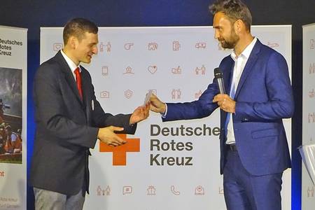 Übergabe an den Präsidenten des DRK-Kreisverbandes Delitzsch: Eine Spende zum 30-jährigen Jubiläum