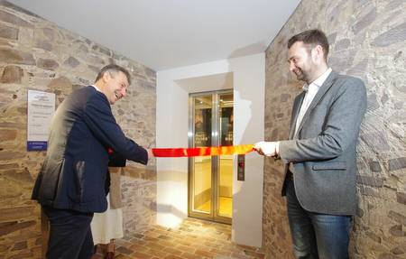 Auf geht's: Landrat Kai Emanuel und Beigeordneter Jens Kabisch geben den Aufzug für Besucher frei.
