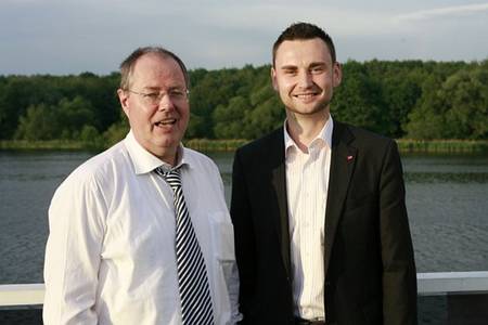 "Bundesfinanzkapitän" Peer Steinbrück gemeinsam mit mir bei der Seeheimer Spargelfahrt auf dem Wannsee (© Christian Kiel)
