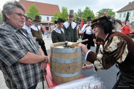 Faßbieranstich durch Oberbürgermeister Enke - von mir aus sicherer Entfernung beobachtet (mit Zylinder)