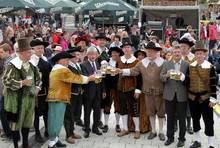Eröffnung des Jubiläumsstadtfestes: Gemeinsam mit Gästen aus Bühl eröffnen Schkeuditzer Kommunalpolitiker das Fest