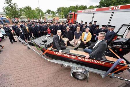 Ein Boot für Schkeuditz' Feuerwehr. Die Übergabe fand im Rahmen des alljährlichen Stadtfests statt.