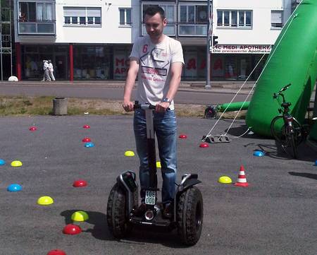 Die Stadtwerke Schkeuditz GmbH lässt sich immer etwas einfallen: In diesem Jahr konnten moderne Fortbewegungsmittel der Firma "Segway" ausprobieren werden - auf eigenes Risiko und mit gedrosselter Geschwindigkeit. Spaß hat's gemacht.