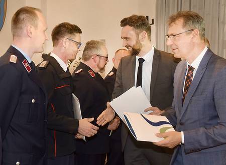 Gratulation und Ernennung: Gemeinsam mit Landrat Emanuel überreicht Jens Kabisch die Ernennungsurkunden.