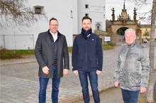 Frohe Botschaft: Dirk Panter (l) und Volkmar Winker (r) informieren Jens Kabisch (m) über die Förderzusage.