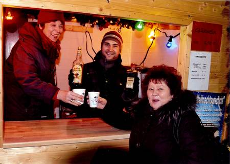Gemeinsam mit meiner Stadtratskollegin Bärbel Kinski (links) habe ich auf dem Schkeuditzer Weihnachtsmarkt die Glühwein-Versorgung sichergestellt (© Michael Strohmeyer)
