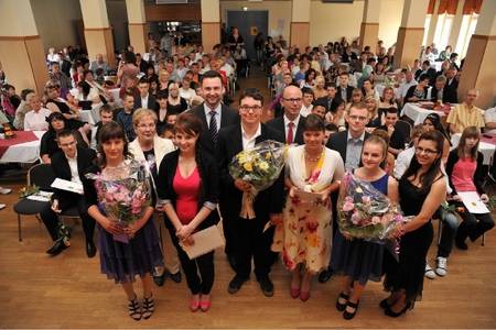 53 Schülerinnen und Schüler hat die Lessing-Mittelschule Schkeuditz am 13. Juli 2012 mit bestandenen Haupt- und Realschulprüfungen verabschiedet, der Förderverein war mit dabei (© LVZ/Michael Strohmeyer)